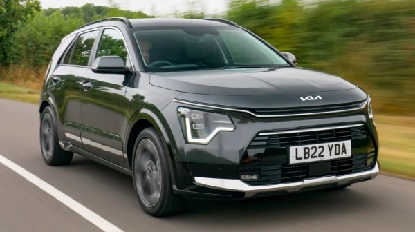 При Kia  Niro е невероятно трудно да намериш сериозна слабост, ако не се заяждаш за дреболии. Просторният стил на кросоувър с пет врати означава, че вътре има много място за семеен живот и дори базовите модели са добре оборудвани с телефонна връзка, сензори за паркиране отзад, автоматични фарове и въздушна възглавница за коленете на водача. 

Независимо дали сте готови да преминете към електрическо шофиране или смятате, че все още не е за вас, Kia ви покрива, защото има селекция от  Niro hybrid ,  Niro PHEV и Niro EV задвижвания, от които да избирате. Първото няма да ви докара нечувани емоции, но ще ви отведе до мястото, където искате да бъдете, при изключително приемлива цена ва разходите.

